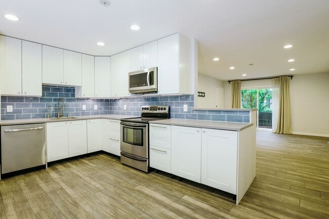 Building Photo - Discover this well-appointed 2-bedroom, 2-bath condo in Lake Forest