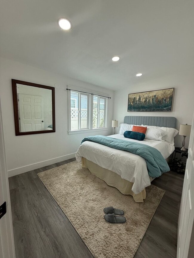 Building Photo - 730 E 48th St Unit #730 1/2 Rental