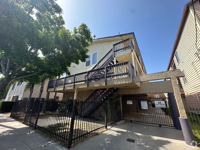 Building Photo - 2 Bedroom With Parking! Rental