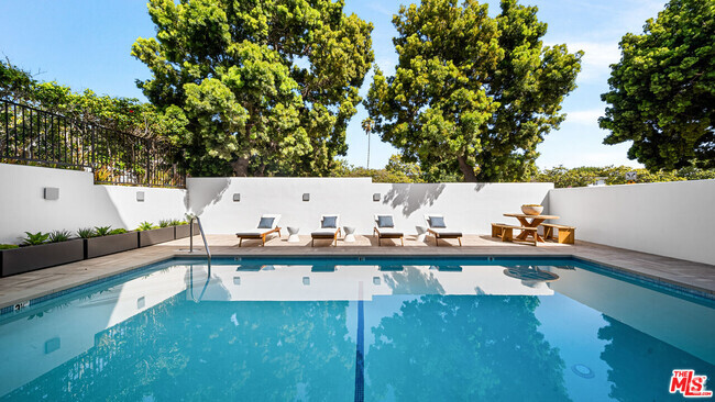 Building Photo - 153 San Vicente Blvd Unit PH 4C Rental