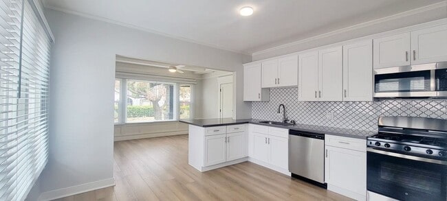 Photo - 1048 E 5th St