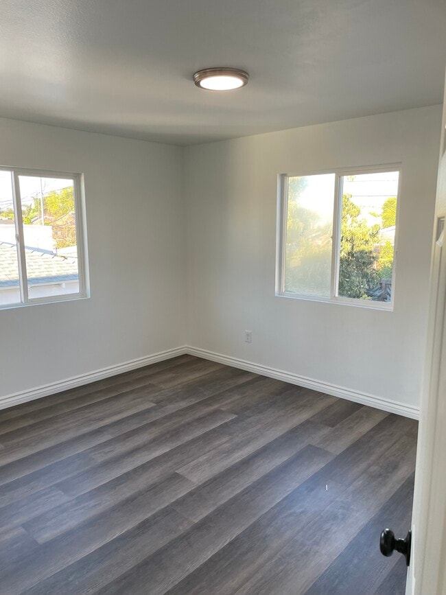 Bed - 4444 S San Pedro St