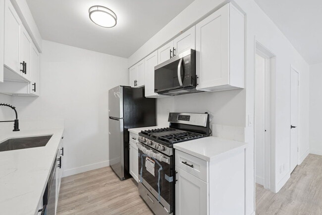 Building Photo - 6828 Fulton Ave Unit 5