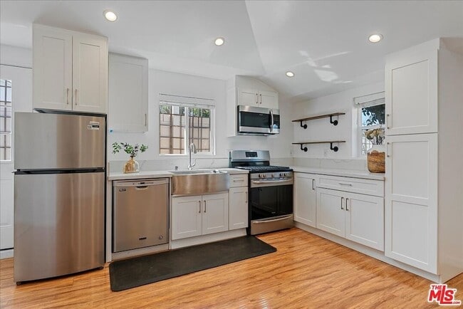 Photo - 6724 Mammoth Ave