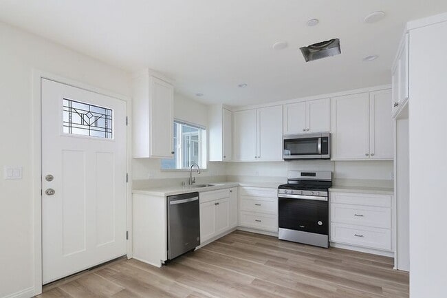 4358-4360 Ocean View Blvd - 4358-4360 Ocean View Blvd House