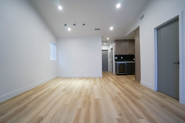 Photo - 3244 Chapman St