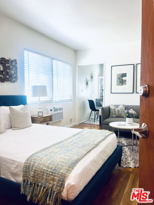 Photo - 1876 Alexandria Ave