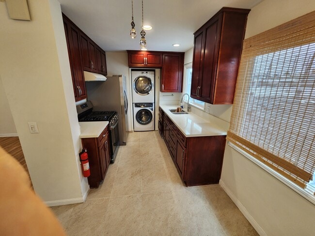 Photo - 947 Victoria Ave