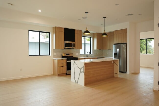 Photo - 13843 Burbank Blvd