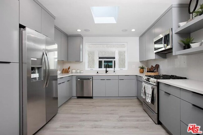 Photo - 945 N Oxford Ave Unit 6