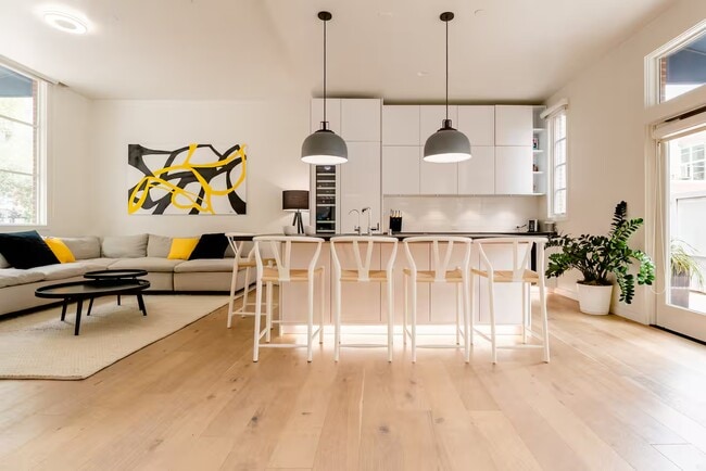 Building Photo - 800 The Mark Ln Unit TH 109