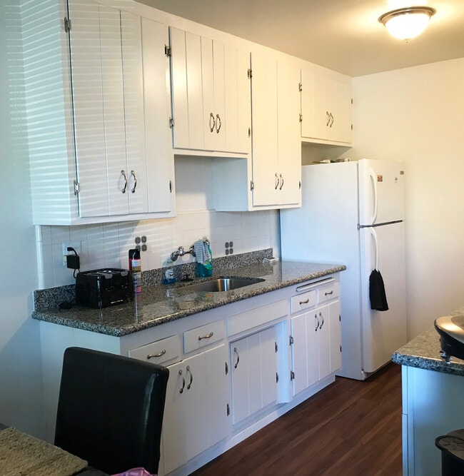 The kitchen has a large eat-in area - 487 E Park Ave Unit 487 East Park Avenue