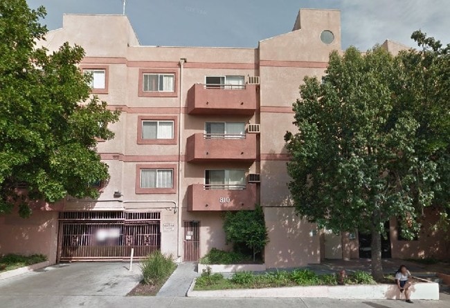 Photo - 810 Fedora St