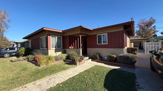 Photo - Large 3 bedroom home on beautifully landscaped lot