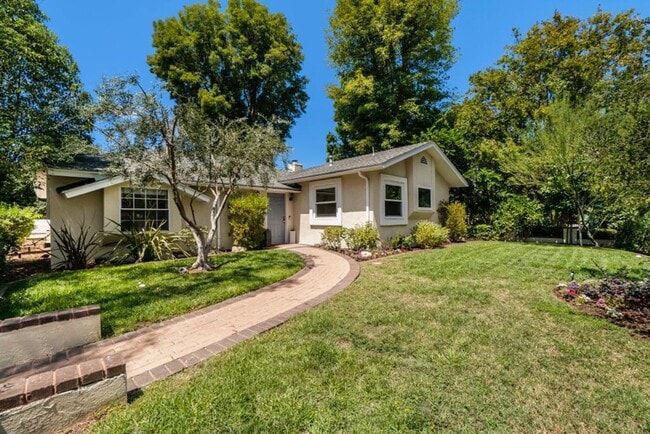 A charming 3-bedroom, 2.5 bath home in Don... - A charming 3-bedroom, 2.5 bath home in Don...
