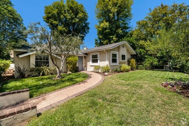 Building Photo - A charming 3-bedroom, 2.5 bath home in Don...