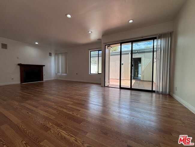 Photo - 10574 Sunland Blvd