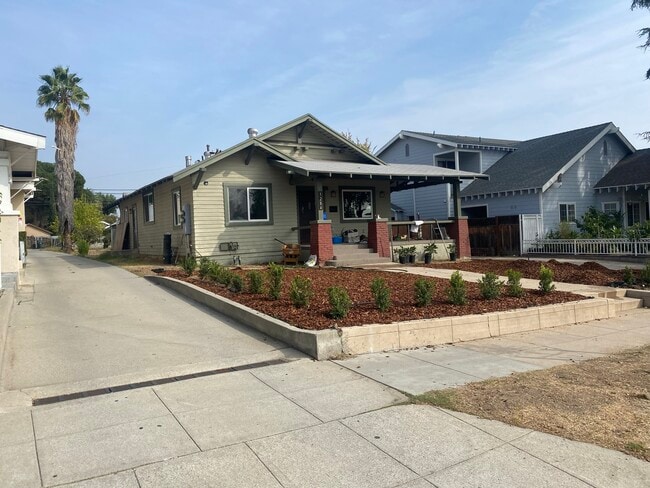 Building Photo - 1284 N Sierra Bonita Ave