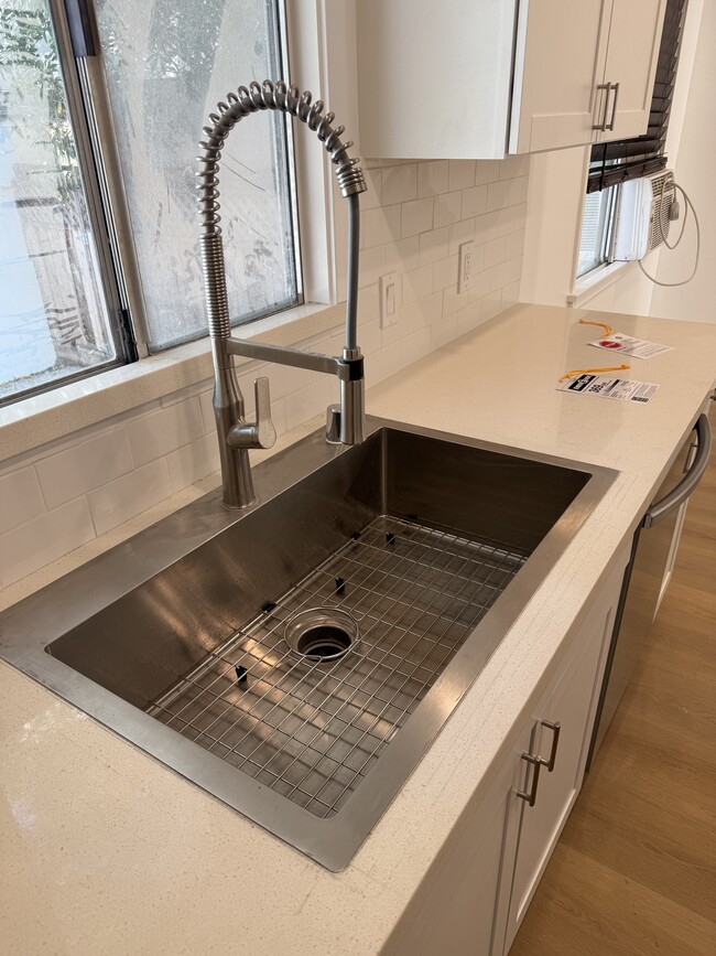 Huge kitchen sink - 1543 11th St Unit D