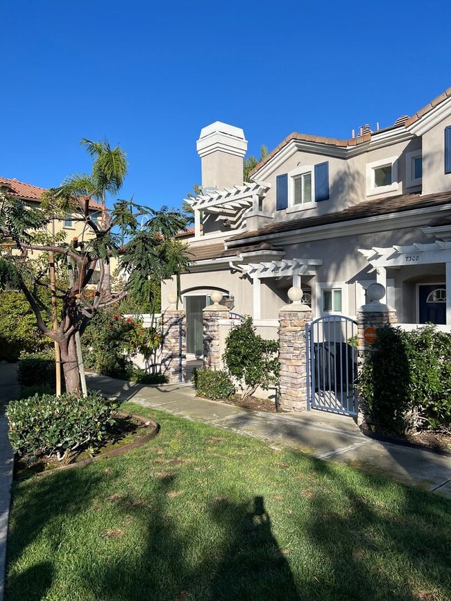 Building Photo - 3 bedroom 2-1/2 bath townhome close to beach