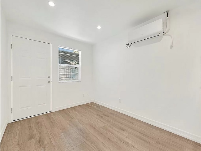 Photo - 18230 Hartland St