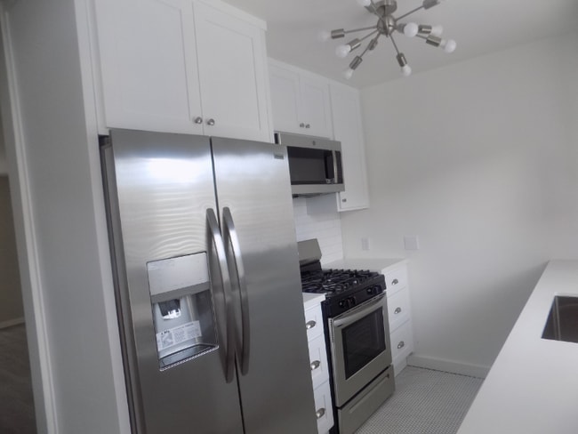 Photo - 646 S Barrington Ave