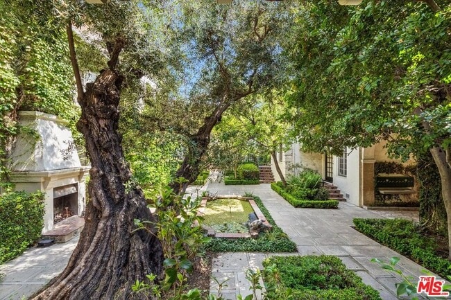 Courtyard - 450 N Sycamore Ave Unit 1