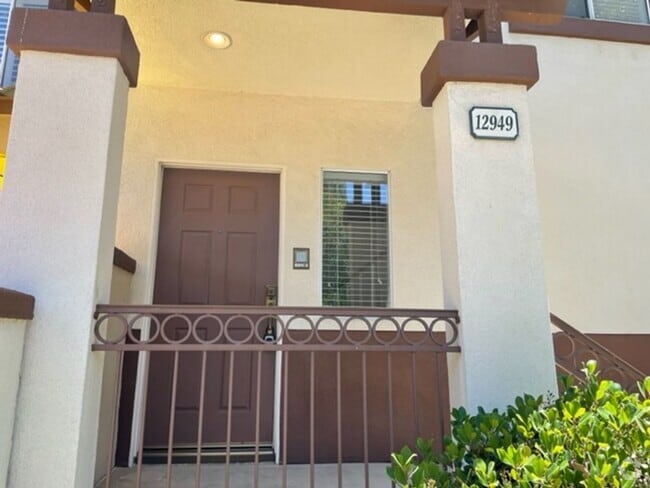 Building Photo - 2 Bedroom in Beautiful Tustin Golf Community Rental
