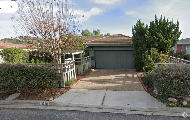 Building Photo - Large 6 bed 3 bath House on East Falls! Co...