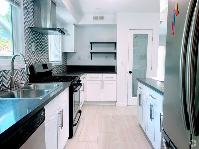 Building Photo - 5700 Vanalden Ave Unit A Rental