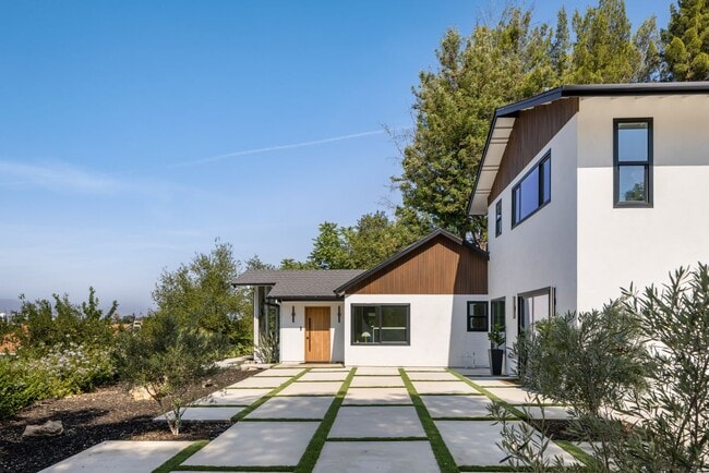 Photo - 9425 Gierson Ave