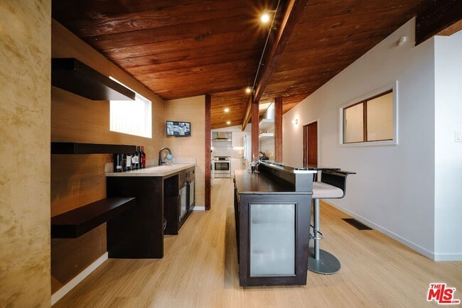 Photo - 936 Palisades Beach Rd