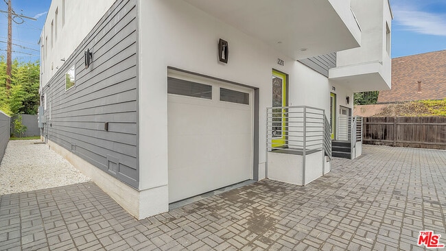 Building Photo - 2211 6th Ave Unit 1/2