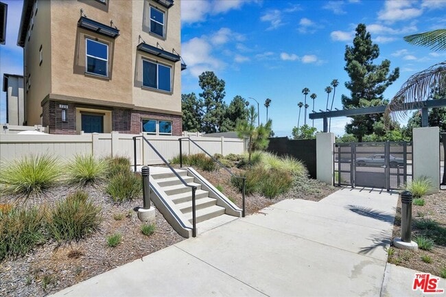 Photo - 725 Daniel Freeman Cir