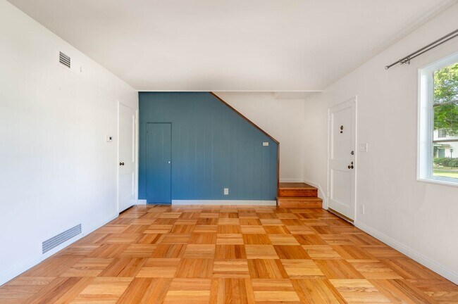 Photo - 5161 Village Green