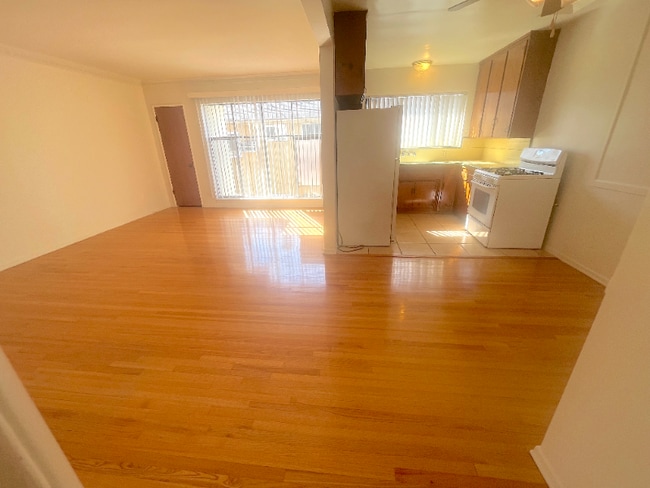Photo - 1255 N Mansfield Ave Unit 6