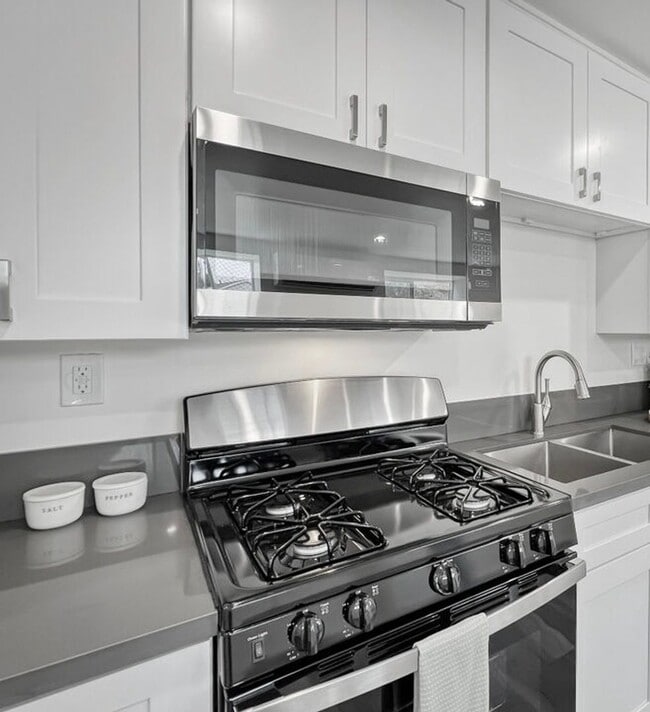 Photo - Peaceful 1 Bedroom Garden-Level Apartment ... Unit Glenalbyn