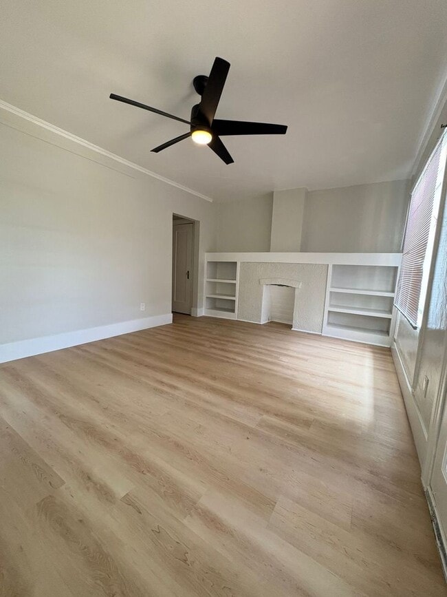 Building Photo - 3960 Redwood Ave Unit 3960