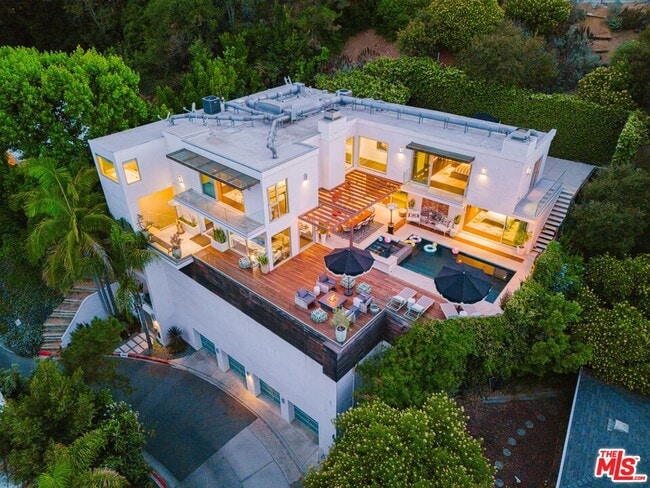 Building Photo - 8854 Hollywood Hills Rd