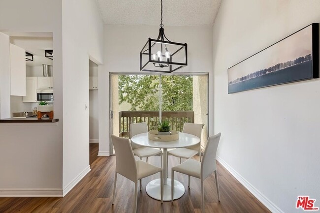 Building Photo - Beautiful 1 bed 3rd floor (top) condo in lakeside community in Culver City