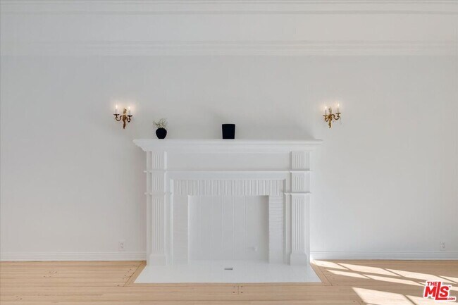 Photo - 156 N Swall Dr