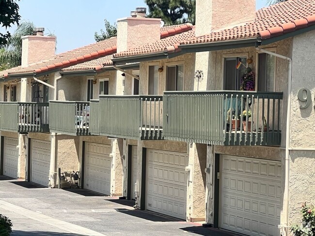 Building Photo - Welcome to this beautifully maintained 2-b... Rental