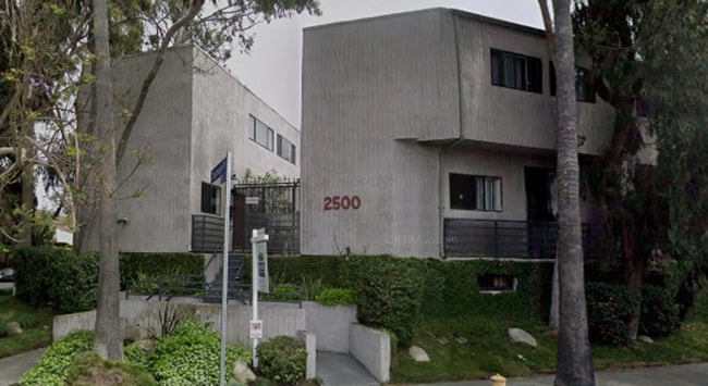 Building Photo - 2 BED + 2 1/2 BATH IN VENICE