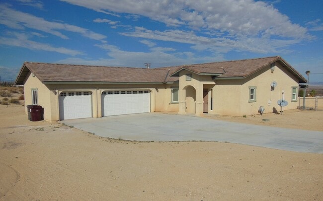 Building Photo - Swamp Cooler, Central AC and Tile Throughout!