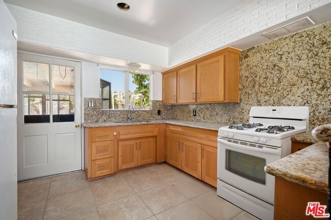 Photo - 22717 Miranda St