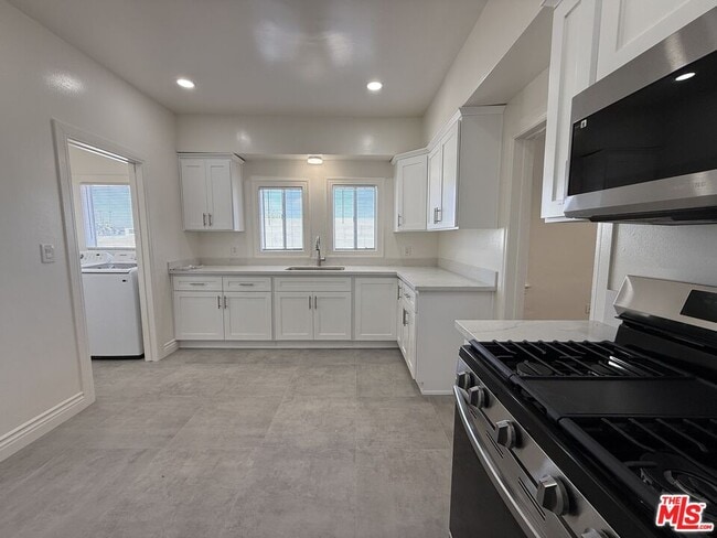 Building Photo - 1462 W 36th St Unit 1462 1/2