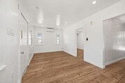 Photo - 1418 W 69th St