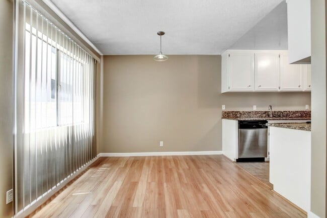 Photo - 1234 Wellesley Ave Unit 03