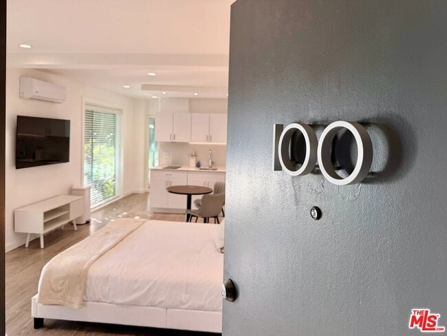 Building Photo - 5805 W 8th St Unit 100