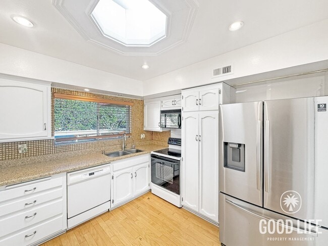 Building Photo - Spacious 2B/2BA condo available in San Carlos!